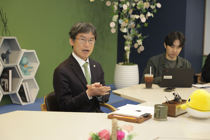 천창수 울산광역시교육감이 6일 교육청 출입기자들의 질문에 답하고 있다. 울산시교육청 제공 