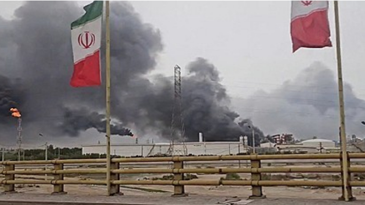 공습후 연기가 치솟는 이란 마슈하르 석유화학 특구. 연합뉴스