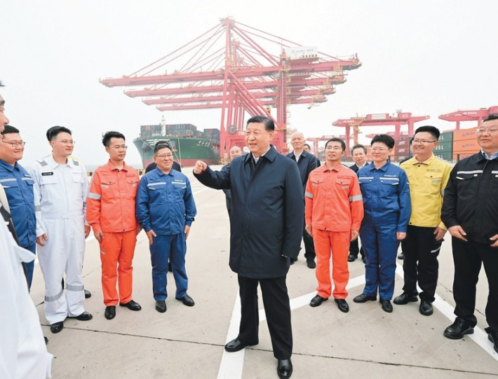 항만시설을 시찰한 시진핑 중국 국가주석. 연합뉴스
