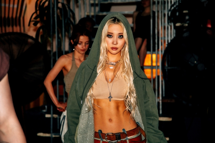 다영은 신곡 '왓츠 어 걸 투 두' 무대에서 후드 집업을 활용한 퍼포먼스를 선보일 예정이다. 스타쉽엔터테인먼트 제공