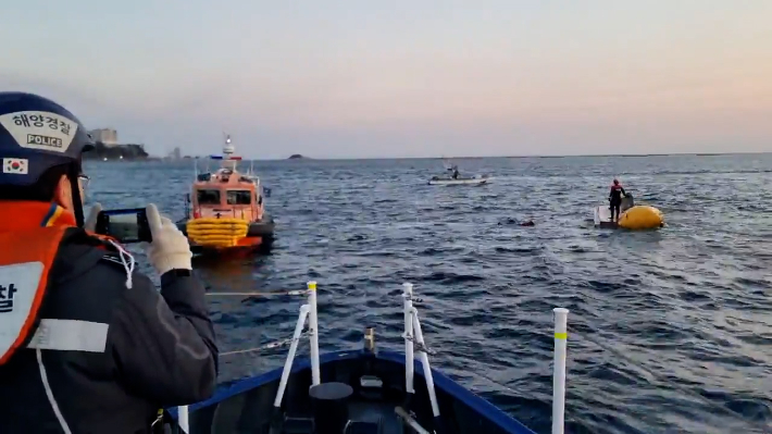 구조활동에 나선 해경. 속초해양경찰서 제공