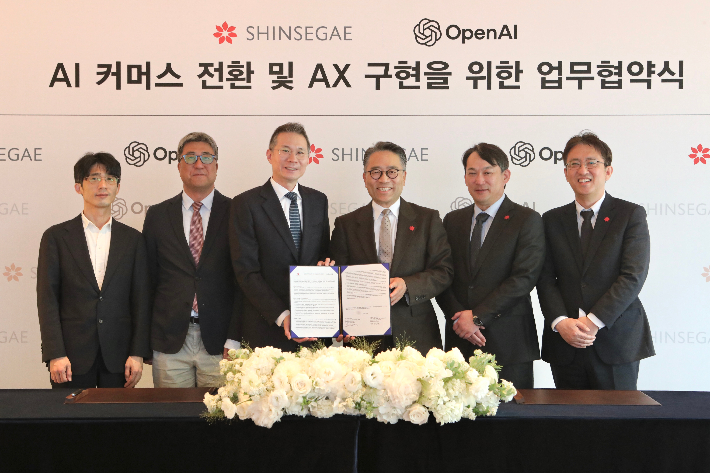 신세계그룹은 6일 임영록 신세계그룹 경영전략실장(사장, 오른쪽에서 3번째), 김경훈 오픈AI 코리아 총괄대표(오른쪽에서 4번째) 등 주요 관계자가 참석한 가운데 웨스틴 조선 서울에서 오픈AI와 'AI 커머스 사업협력' 양해각서(MOU)를 체결했다.  신세계그룹 제공