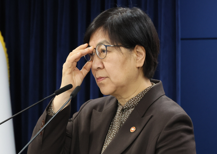 정은경 보건복지부 장관이 7일 서울 종로구 정부서울청사에서 의료제품 수급대응 관계부처 합동 브리핑을 하기 전 안경을 고쳐쓰고 있다. 연합뉴스