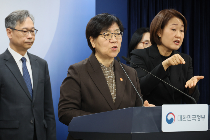 정은경 보건복지부 장관이 7일 서울 종로구 정부서울청사에서 의료제품 수급대응 관계부처 합동 브리핑을 하고 있다. 연합뉴스