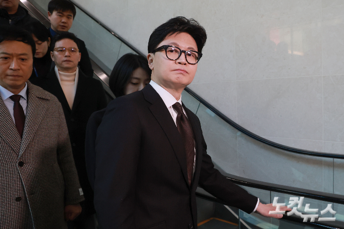 국민의힘에서 제명된 한동훈 전 대표가 국회 소통관에서 제명 결정과 관련해 기자회견을 마친 뒤 이동하고 있다.왼쪽 정성국 의원. 황진환 기자