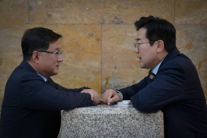 왼쪽부터 김성환 장관과 박찬대 의원 모습. 페이스북 캡처