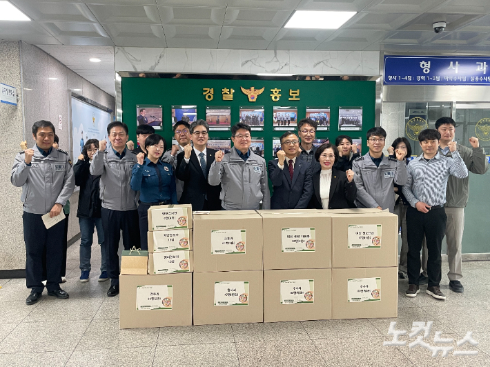 원주시교경협의회가 원주경찰서에 부활절을 맞아 위문품을 전달했다. 교경협의회 제공