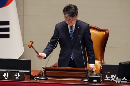 7일 서울 여의도 국회에서 열린 예산결산특별위원회 전체회의에서 진성준 위원장이 의사봉을 두드리고 있다.
