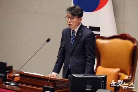 7일 서울 여의도 국회에서 열린 예산결산특별위원회 전체회의에서 진성준 위원장이 발언을 하고 있다.