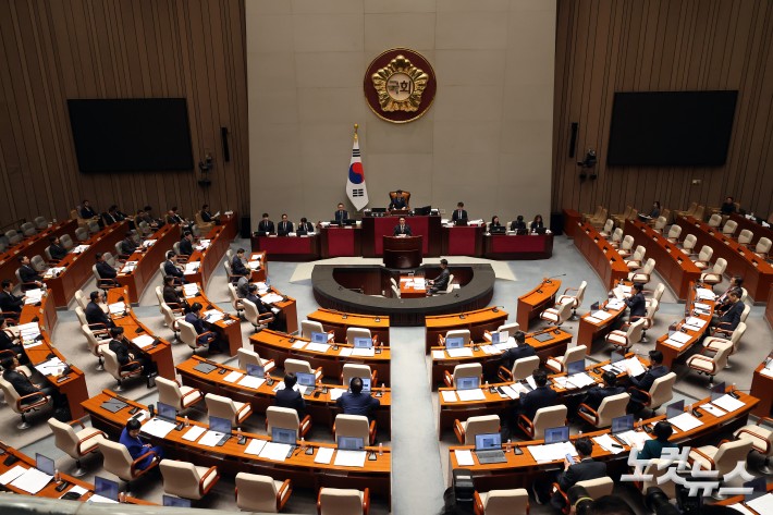 김민석 국무총리가 7일 서울 여의도 국회에서 열린 예산결산특별위원회 전체회의에 출석해 인사말을 하고 있다.