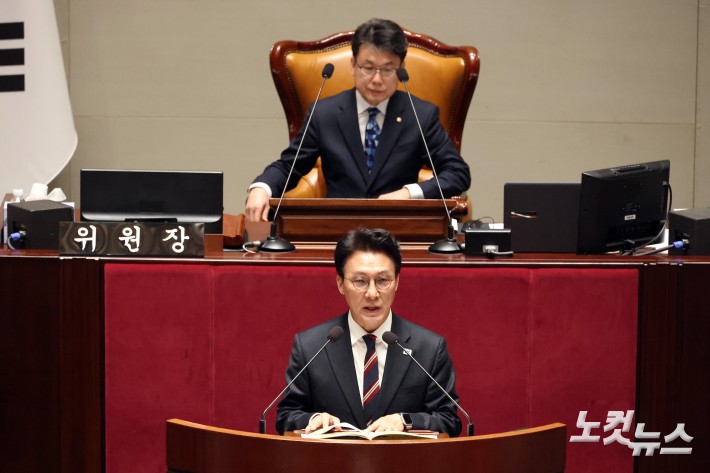 김민석 국무총리가 7일 서울 여의도 국회에서 열린 예산결산특별위원회 전체회의에 출석해 인사말을 하고 있다.