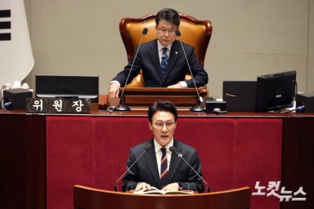 김민석 국무총리가 7일 서울 여의도 국회에서 열린 예산결산특별위원회 전체회의에 출석해 인사말을 하고 있다.