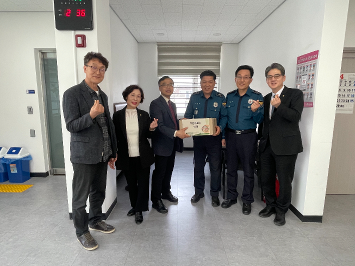교경협의회 임원들은 부론파출소 등 지역 10개 지구대 순회 하며 부활절 선물을 전달했다. 교경협의회 제공