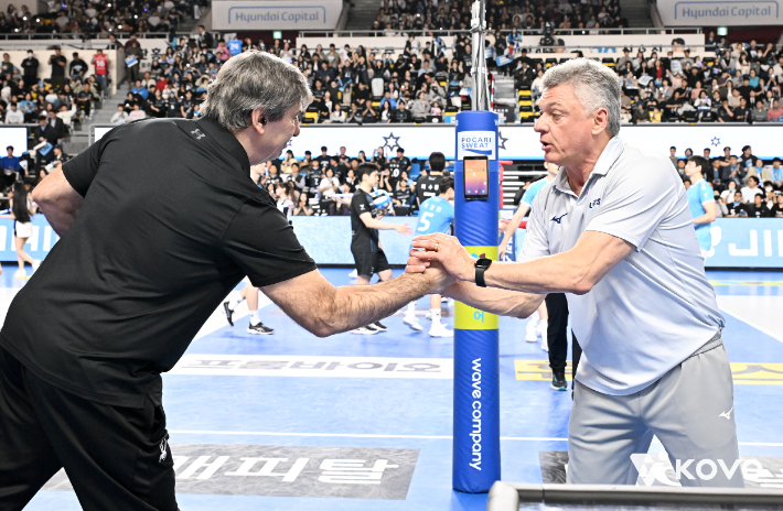 악수하는 필립 블랑 현대캐피탈 감독과 헤난 달 조토 대한항공 감독. 한국배구연맹