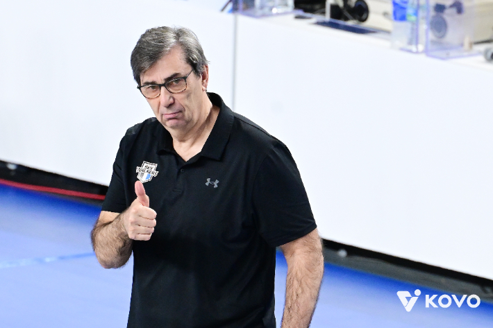 엄지 치켜세운 블랑 감독. 한국배구연맹