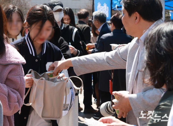 중동사태로 비닐 원료 수급 부족이 이어지고 있는 가운데 7일 서울 용산구 숙명여자대학교에서 학교 교무위원들이 중간고사를 앞둔 학생들에게 일회용 비닐봉투 없이 간식을 배부하고 있다.