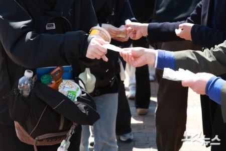 중동사태로 비닐 원료 수급 부족이 이어지고 있는 가운데 7일 서울 용산구 숙명여자대학교에서 학교 교무위원들이 중간고사를 앞둔 학생들에게 일회용 비닐봉투 없이 간식을 배부하고 있다.