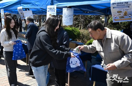 중동사태로 비닐 원료 수급 부족이 이어지고 있는 가운데 7일 서울 용산구 숙명여자대학교에서 학교 교무위원들이 중간고사를 앞둔 학생들에게 일회용 비닐봉투 없이 간식을 배부하고 있다.
