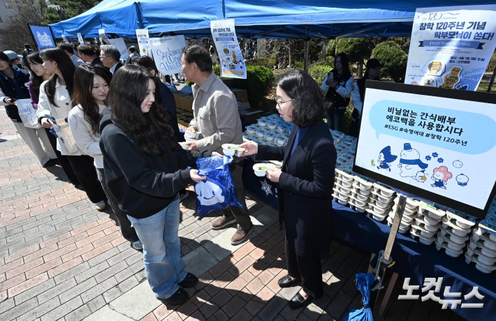 중동사태로 비닐 원료 수급 부족이 이어지고 있는 가운데 7일 서울 용산구 숙명여자대학교에서 학교 교무위원들이 중간고사를 앞둔 학생들에게 일회용 비닐봉투 없이 간식을 배부하고 있다.