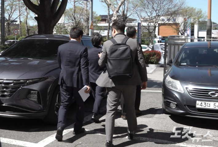 재판을 마치고 나온 A씨 등은 "숨진 피해자에게 하고 싶은 말이 없냐"는 등의 질문에 "삼가 고인의 명복을 빈다"고 말한 뒤 자리를 떴다. 김현주 뉴미디어크리에이터