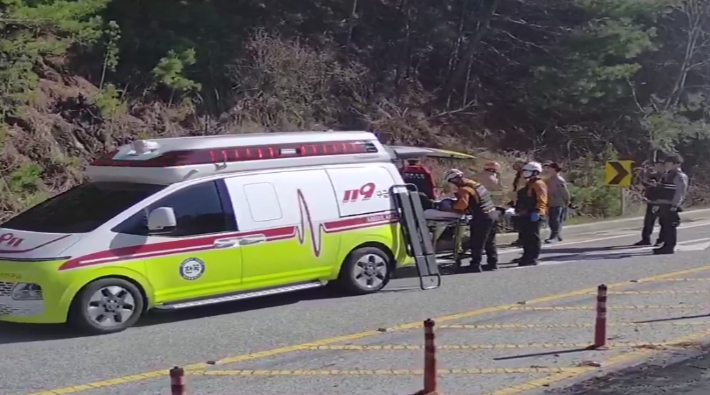 A씨를 이송하는 소방 대원의 모습. 전북소방본부 제공