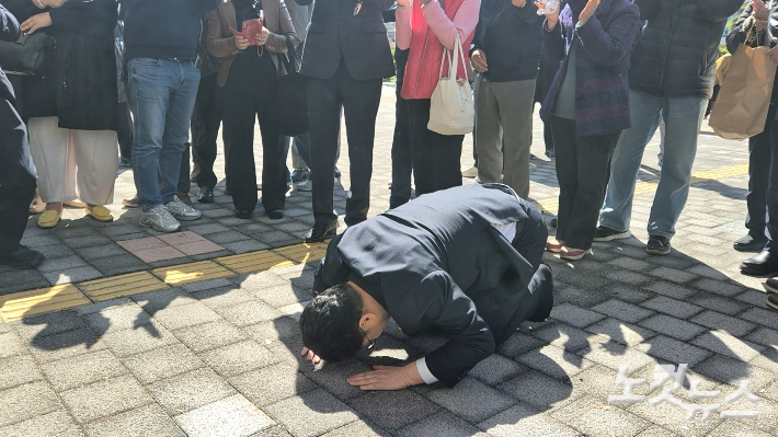 김관영 전북도지사의 지지자들이 더불어민주당의 제명 철회를 촉구하는 기자회견을 한 가운데, 현장을 찾은 안호영 의원이 지지자들에게 절하고 있다. 심동훈 기자