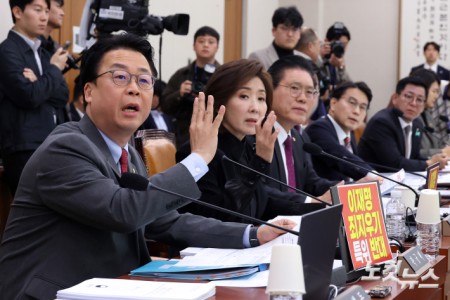 국민의힘 위원들이 7일 서울 여의도 국회에서 열린 