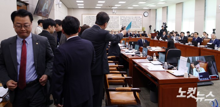 국민의힘 의원들이 7일 서울 여의도 국회에서 열린 