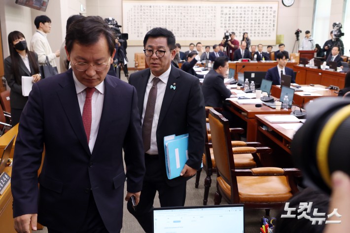 국민의힘 의원들이 7일 서울 여의도 국회에서 열린 