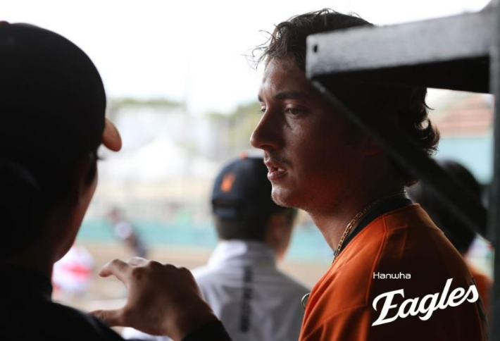 부상으로 이탈한 한화 이글스의 화이트. 한화 제공