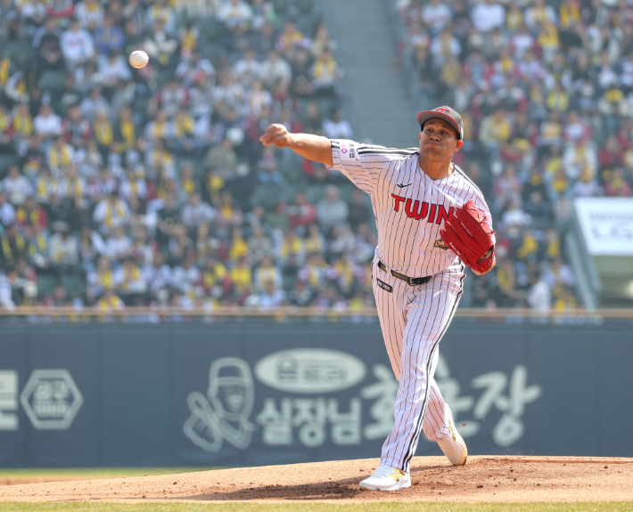 프로야구 정규시즌 개막일인 지난달 28일 서울 잠실야구장에서 열린 kt 위즈와 LG 트윈스의 경기. 1회초 LG 선발 투수 치리노스가 역투하고 있다. 연합뉴스