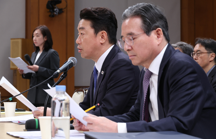 강훈식 비서실장이 7일 청와대에서 열린 기자간담회에서 발언하고 있다. 오른쪽은 김용범 정책실장. 연합뉴스