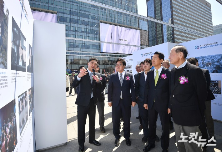 수상작 설명하는 이호재 한국사진기자협회장