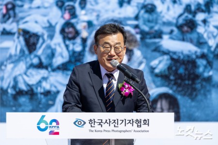 축사하는 박종현 한국기자협회장