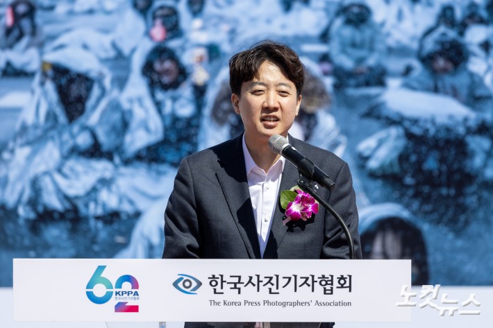 축사하는 이준석 개혁신당 대표