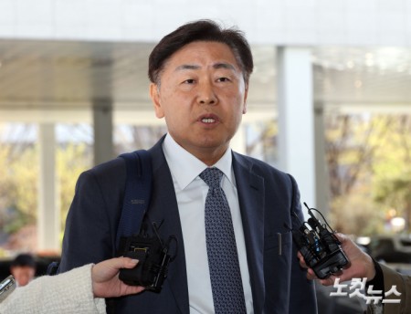 취재진 질문에 답하는 김관영 전북지사