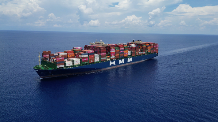 HD현대 아비커스의 대형선박용 자율운항 솔루션 하이나스 컨트롤(HiNAS Control)이 적용된 컨테이너 운반선. HD현대 제공