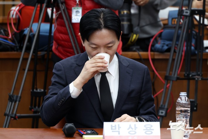 물 마시는 박상용 검사