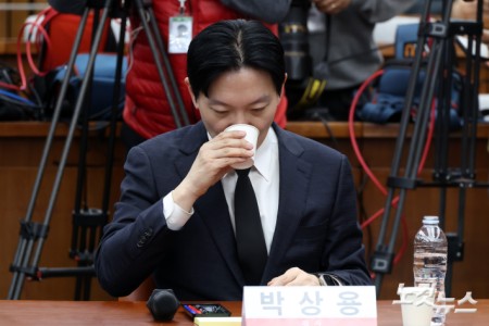 물 마시는 박상용 검사