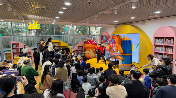 국립아시아문화전당재단은 도서관 주간을 맞아 지역 관계기관과 협력해 어린이들을 위한 '와글와글 도서관' 행사를 개최한다. 국립아시아문화전당재단 제공