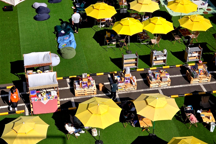 마산도서관 야외 도서관. 경남교육청 제공