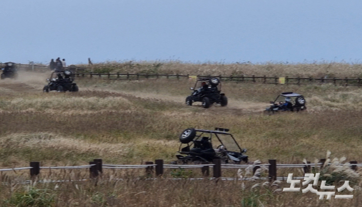과거 우도봉에서 ATV 영업이 이뤄지는 모습. 이창준 기자