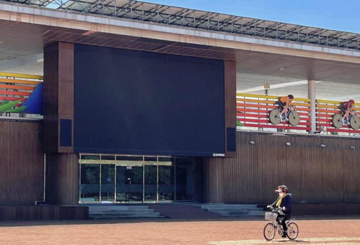 스포원파크 수변광장 대형 전광판이 소등돼있다. 부산시설공단 제공