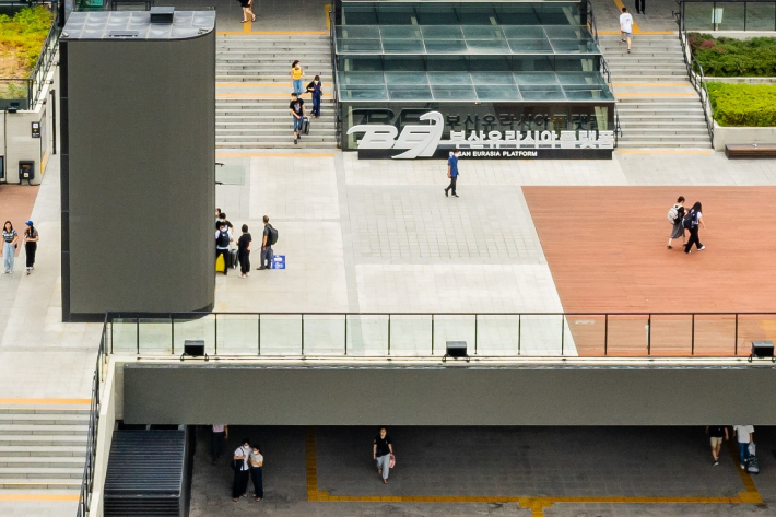 유라시아플랫폼 야외에 대형 미디어아트월이 꺼져 있다. 부산시설공단 제공