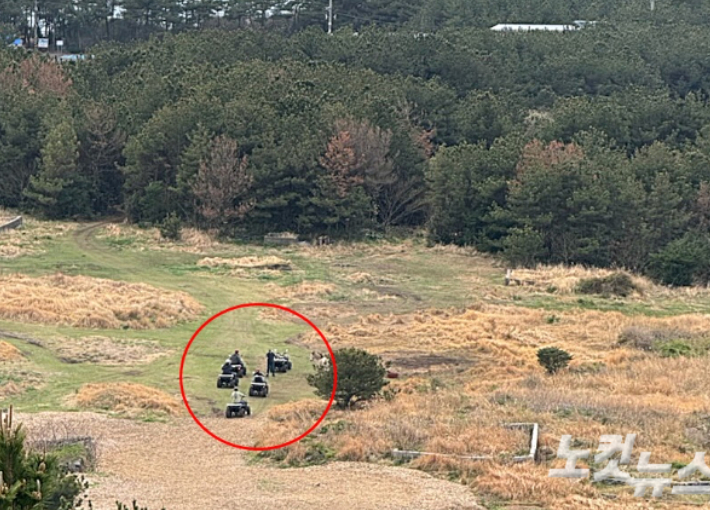 지난 6일 오후 2시쯤 우도봉 일대에서 ATV가 운행되는 모습. 독자 제공