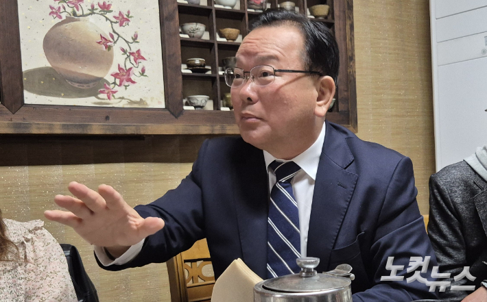 6일 대구 중구 모처에서 기자간담회를 연 김부겸 전 국무총리가 환담을 나누고 있다. 곽재화 기자