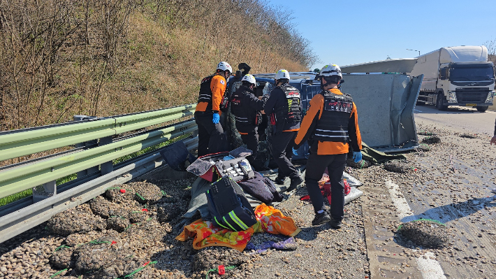 사고 현장에서 구조대상자를 구조하는 소방대원의 모습. 전북소방본부 제공