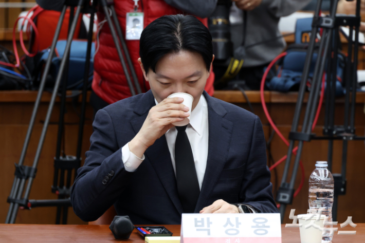 쌍방울 대북송금 사건을 수사했던 박상용 검사가 7일 서울 여의도 국회에서 윤석열 정권 정치검찰 조작기소 의혹 사건 진상규명 국정조사특별위원회 국민의힘 위원들이 연 '민주당의 공소취소·재판조작 진상규명 청문회'에 참석해 물을 마시고 있다. 윤창원 기자