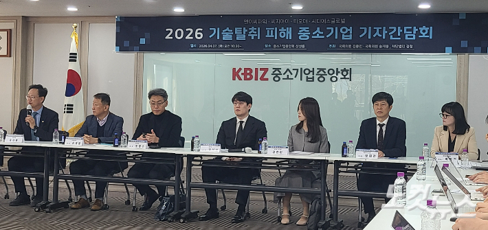 왼쪽부터 더불어민주당 송재봉 의원, 엔이씨파워 심재용 대표, CGI 조영수 대표, 티오더 권성택 대표, 씨디에스글로벌 김찬미 변리사. 공익법인 경청 장태관 이사장, 경청 박희경 변호사. 이희진 기자