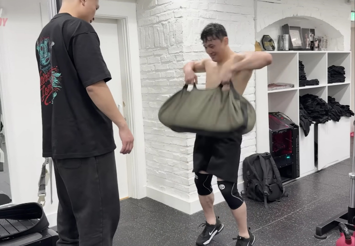 최두호(사진 오른쪽)가 '코리안 좀비' 정찬성과 훈련 중인 장면. 최두호 SNS 캡처